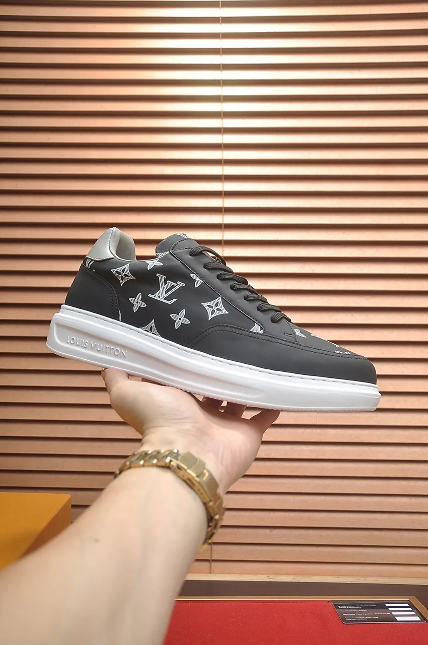 Men's men's shoes 💰640💶Original development, quality shipping, welcome to compare - LV sneaker series sports shoes introduce the loose silhouette of the ready-to-wear series into the spring and summer men's wear shows and make an eye-catching appearance. The cow leather upper is combined with rough fabric laces, and colorful beading highlights the brand's classic elements. LV letters mark the tongue and Monogram floral outsole. Mixed materials Made of top-grain cowhide, thick shoelace design, large Monogram print on the side, mesh lining and cotton feet, the comfort is as extreme as ever, premium heritage, quality first, worth owning! Size: Men’s 38-45 (45 is custom-made and cannot be returned or exchanged)